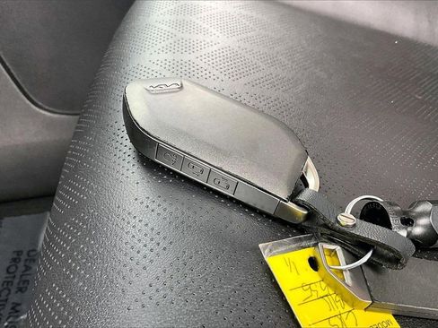 Used 2025 Kia Carnival image 11