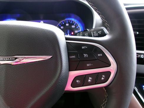 Used 2024 Chrysler Pacifica Touring-L FWD image 9