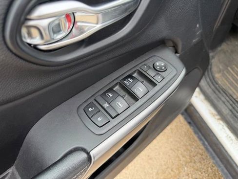 Used 2019 Jeep Cherokee Latitude Plus AWD/4WD image 13