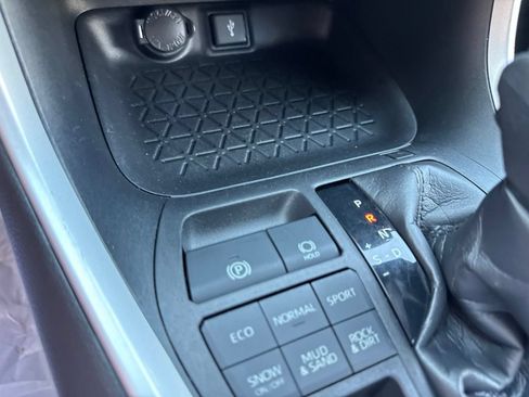 Used 2021 Toyota RAV4 XLE AWD/4WD image 27