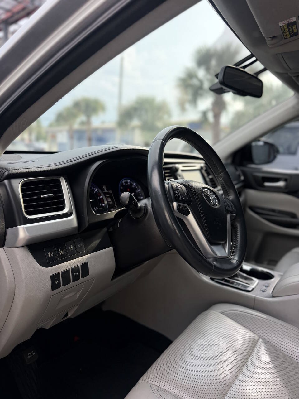 Used 2016 Toyota Highlander Limited w/ Driver Technology Package FWD image 14