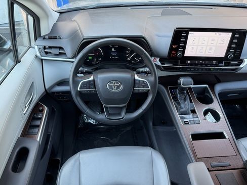 Used 2021 Toyota Sienna XLE image 24