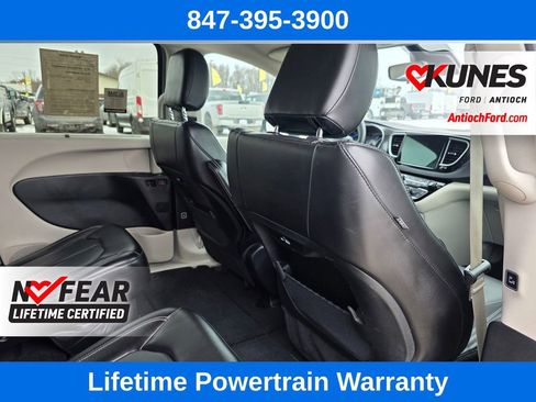 Used 2023 Chrysler Pacifica Touring-L image 28