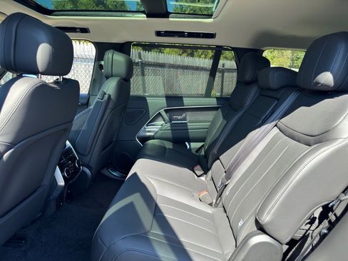 New 2025 Land Rover Range Rover Long Wheelbase SE image 16