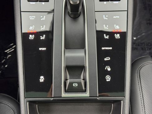 Used 2024 Porsche Macan image 30