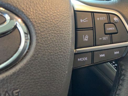 Certified 2025 Toyota Sienna XLE FWD image 14