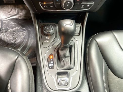 Used 2022 Jeep Cherokee Latitude AWD/4WD image 16