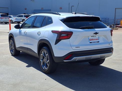 Used 2025 Chevrolet Trax LT w/ Driver Confidence Package image 3