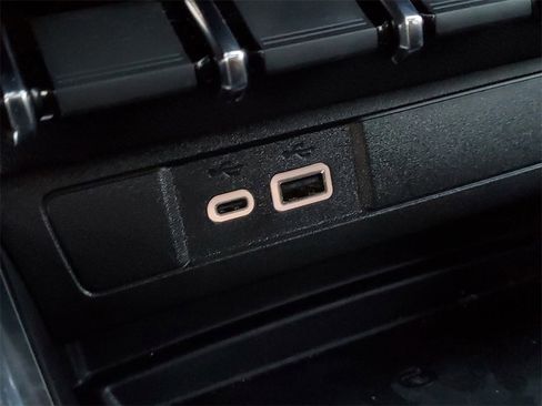 Used 2025 GMC Canyon Denali image 23