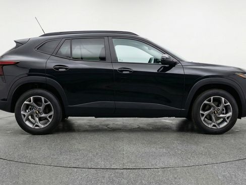 Used 2025 Chevrolet Trax LT image 8