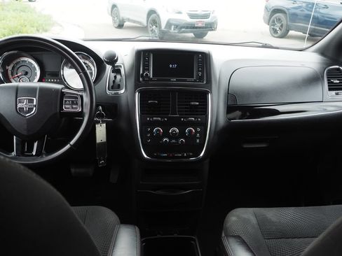 Used 2020 Dodge Grand Caravan SE FWD image 16