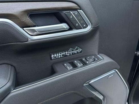 Used 2025 Chevrolet Silverado 1500 High Country w/ High Country Premium Package AWD/4WD image 45