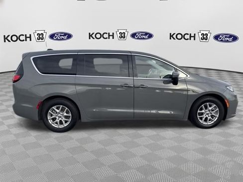 Used 2023 Chrysler Pacifica Touring-L image 9