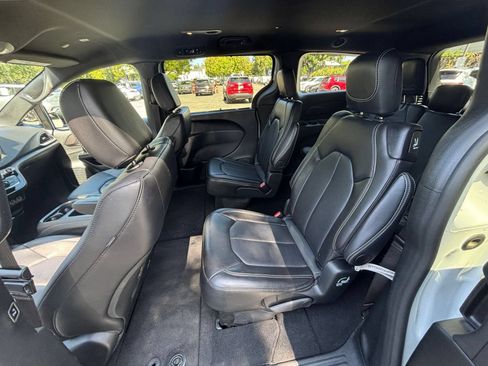 Used 2025 Chrysler Pacifica Select FWD image 27