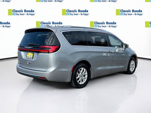 Used 2021 Chrysler Pacifica Touring-L FWD image 8
