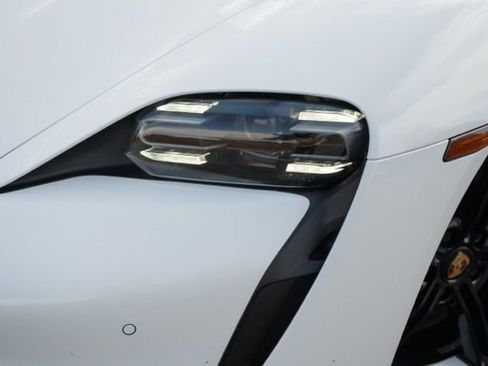 Used 2022 Porsche Taycan image 3