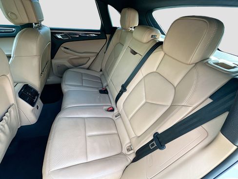 Used 2019 Porsche Macan Base image 25