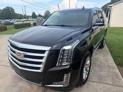 Used 2018 Cadillac Escalade Premium Luxury AWD/4WD image 4