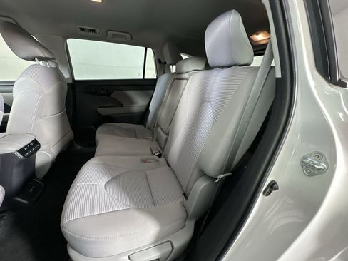 Used 2020 Toyota Highlander LE FWD image 23