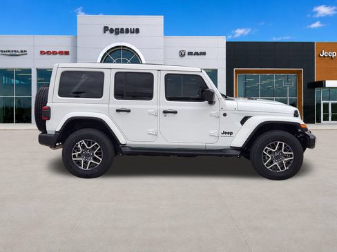 Used 2025 Jeep Wrangler Unlimited Sahara AWD/4WD image 7