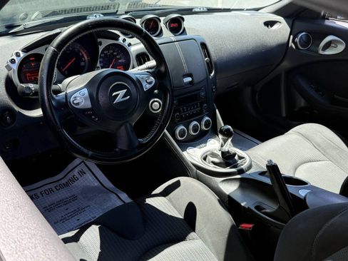 Used 2017 Nissan 370Z Coupe RWD image 16