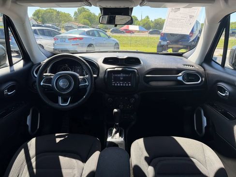 Used 2018 Jeep Renegade Latitude FWD image 35