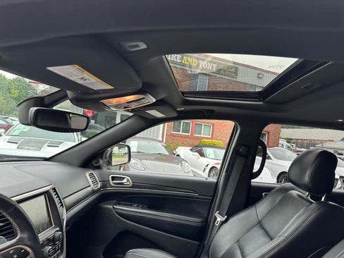 Used 2017 Jeep Grand Cherokee Limited image 21