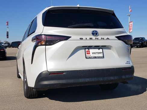 Used 2024 Toyota Sienna XLE image 8