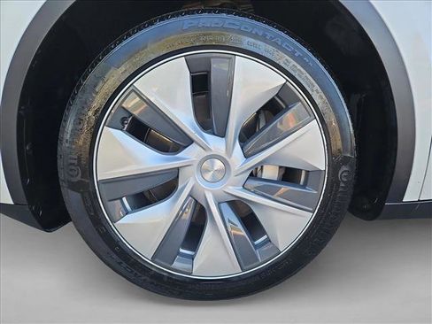 Used 2024 Tesla Model Y 2WD image 23