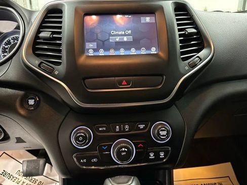 Used 2019 Jeep Cherokee Latitude Plus w/ Cold Weather Group AWD/4WD image 21