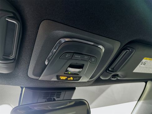 Used 2025 Toyota Corolla SE image 32