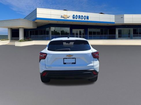 Used 2024 Chevrolet Trax LS w/ LS Convenience Package FWD image 4