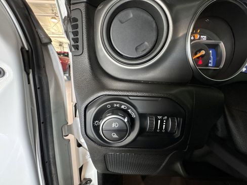 Used 2021 Jeep Gladiator Willys image 17