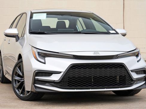 Used 2024 Toyota Corolla SE w/ SE Premium Package FWD image 2