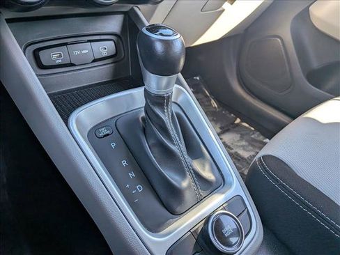 Used 2025 Hyundai Venue SEL image 12