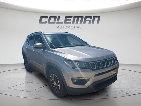 Used 2017 Jeep Compass Latitude w/ Popular Equipment Group AWD/4WD image 2