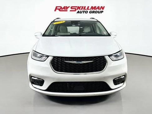 Used 2021 Chrysler Pacifica Touring-L FWD image 2