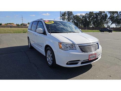 Used 2015 Chrysler Town & Country Touring image 1