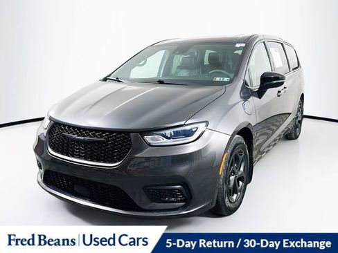 Used 2023 Chrysler Pacifica Limited w/ S Appearance Package image 3