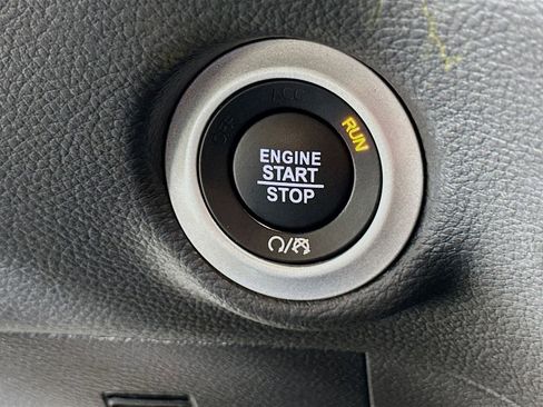 Used 2025 Chrysler Pacifica Limited FWD image 20
