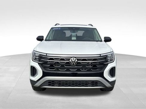 Used 2025 Volkswagen Atlas Peak Edition SE image 10