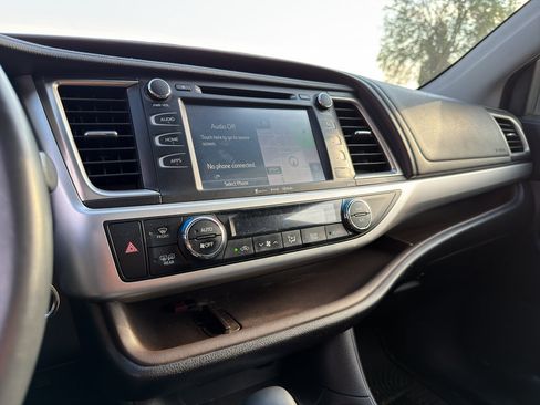 Used 2016 Toyota Highlander XLE AWD/4WD image 3