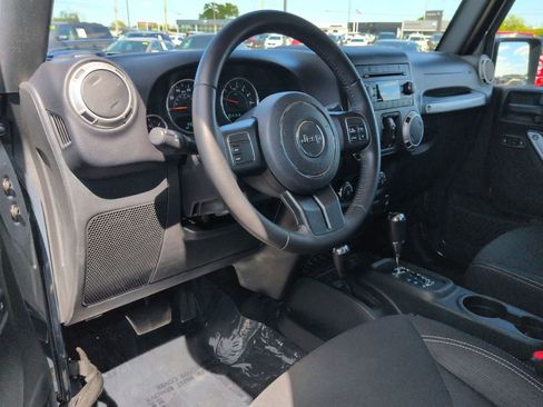 Used 2017 Jeep Wrangler Unlimited Sahara AWD/4WD image 2