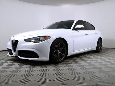 Used 2017 Alfa Romeo Giulia Ti w/ TI 19" Sport Package RWD image 3