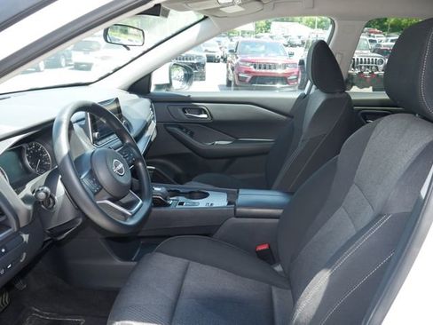 Used 2024 Nissan Rogue SV FWD image 2
