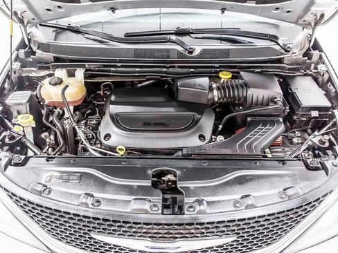 Used 2020 Chrysler Pacifica Touring-L image 39