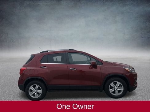 Used 2020 Chevrolet Trax LT w/ LT Convenience Package image 8