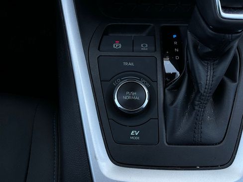 Used 2022 Toyota RAV4 SE w/ Convenience Package image 25