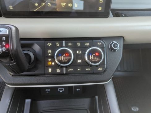 Used 2020 Land Rover Defender 110 HSE AWD/4WD image 24