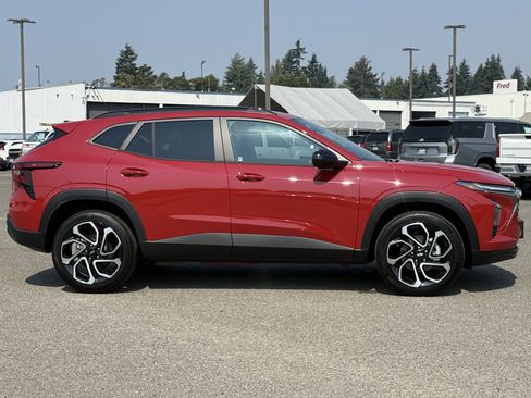 New 2026 Chevrolet Trax RS w/ Sunroof Package FWD image 6